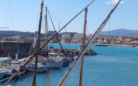 Cagnes-Sur-Mer 177: Sky, Himmel, Daytime, Ejendom, Vand, Bygning, Plante, Azure, Urban Design, Offentlige Rum