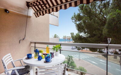 Cagnes-Sur-Mer 177: Sky, Himmel, Daytime, Ejendom, Vand, Bygning, Plante, Azure, Urban Design, Offentlige Rum