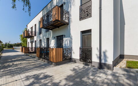 Anastasia: Sky, Himmel, Daytime, Ejendom, Vand, Bygning, Plante, Azure, Urban Design, Offentlige Rum