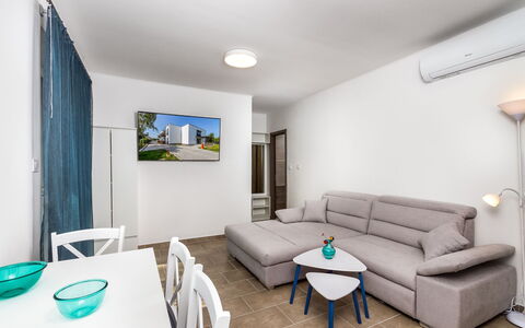 Anastasia: Sky, Himmel, Daytime, Ejendom, Vand, Bygning, Plante, Azure, Urban Design, Offentlige Rum