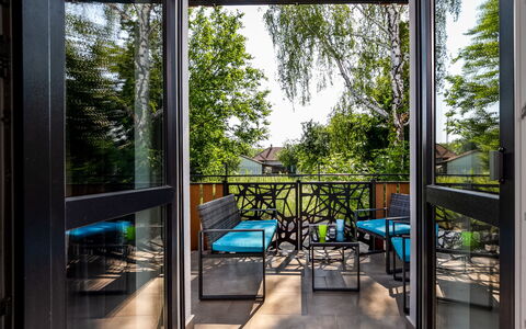 Anastasia: Sky, Himmel, Daytime, Ejendom, Vand, Bygning, Plante, Azure, Urban Design, Offentlige Rum