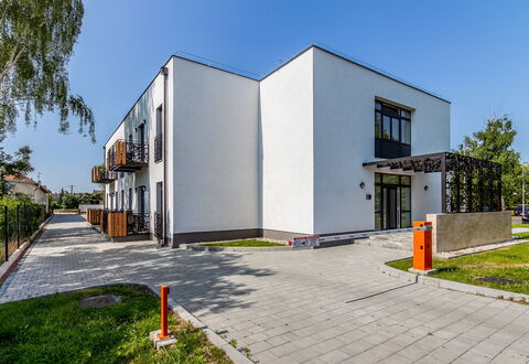 Anastasia: Sky, Himmel, Daytime, Ejendom, Vand, Bygning, Plante, Azure, Urban Design, Offentlige Rum