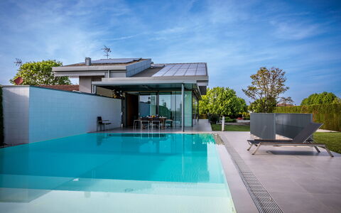 Villa Dalia Venezia: Vand, Himmel, Sky, Svømmepøl, Plante, Skygge, Udendørs Møbler, Indretning, Liggestol, Stol
