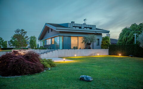 Villa Dalia Venezia: Himmel, Plante, Ejendom, Sky, Bygning, Træ, Hus, Græs, Vindue, Land Lot