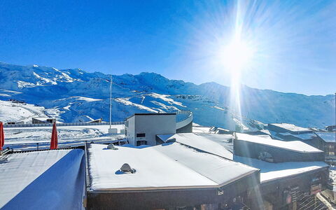 Val Thorens 540: Facade, Dør, Hjem, Tag, Kompositmateriale, Udendørs Møbler, Skygge, Estate, Veranda, Stol