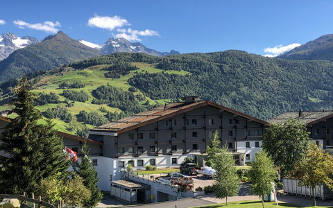 Disentis 105: Vand, Sky, Himmel, Bygning, Plante, Vindue, Svømmepøl, Træ, Hus, Fritid