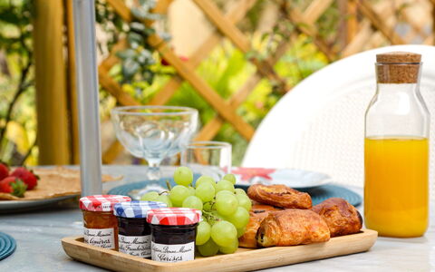 Jardin Secret: Mad, Bordservice, Ingrediens, Bord, Flaske, Naturlige Fødevarer, Køkken, Serveware
