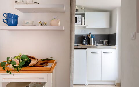 Jardin Secret: Ejendom, Cabinetry, Indretning, Reoler, Hylde, Væg, Materielle Værdier, Køkken Apparat, Træ, Køkken