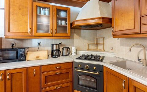 Lukata: Cabinetry, Bygning, Countertop, Ejendom, Møbel, Køkkenvask, Skuffe, Træ, Køkken, Indretning