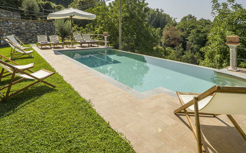 Casa Aurora - Recco, Liguria: Vand, Ejendom, Plante, Svømmepøl, Træ, Udendørs Møbler, Skygge, Himmel, Græs, Bygning