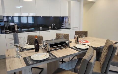 Julia: Bord, Cabinetry, Møbel, Bygning, Countertop, Stol, Køkken, Husholdningsapparat, Indretning, Køkken Apparat
