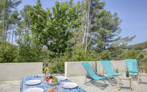 La Familiale: Himmel, Sky, Daytime, Ejendom, Bygning, Cabinetry, Træ, Arkitektur, Indretning, Skygge