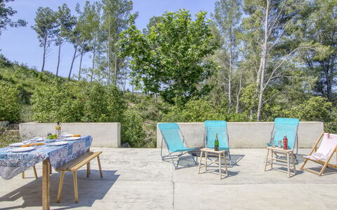 La Familiale: Himmel, Sky, Daytime, Ejendom, Bygning, Cabinetry, Træ, Arkitektur, Indretning, Skygge