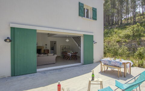 La Familiale: Himmel, Sky, Daytime, Ejendom, Bygning, Cabinetry, Træ, Arkitektur, Indretning, Skygge