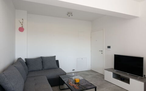 Franka: Himmel, Sky, Daytime, Ejendom, Bygning, Cabinetry, Træ, Arkitektur, Indretning, Skygge