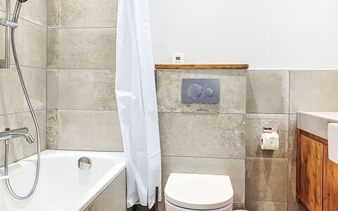 Champex 220: Toiletbræt, Sanitærarmatur, Badeværelse, Toilet, Gulvbelægning, Indretning, Etage, Vvs, Tap, Flise