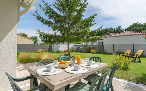 Villa Margarin: Vand, Bygning, Plante, Himmel, Daytime, Ejendom, Svømmepøl, Azure, Vindue, Træ