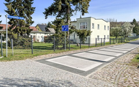 Koserow 250: Plante, Himmel, Bygning, Ejendom, Vejbelægning, Træ, Asfalt, Land Lot, Urban Design, Vindue