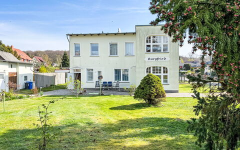 Koserow 250: Plante, Himmel, Ejendom, Bygning, Vindue, Sky, Land Lot, Træ, Græs, Urban Design