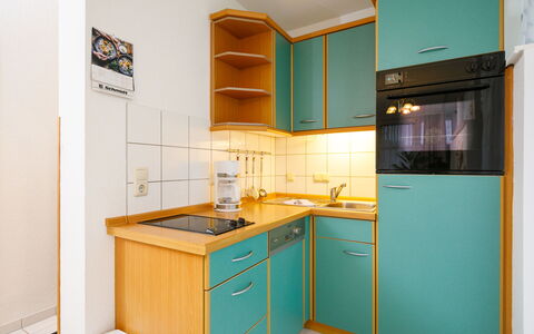 Zinnowitz 100: Cabinetry, Ejendom, Countertop, Bygning, Håndvask, Indretning, Skuffe, Køkken, Køkken Apparat, Træ