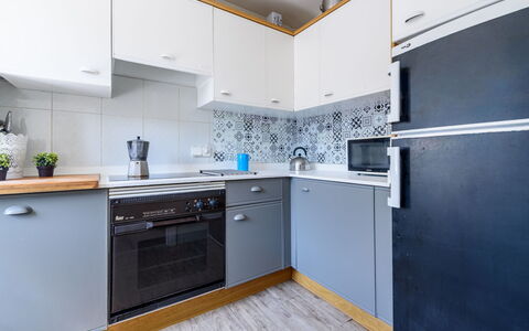 Uolas: Køkken Apparat, Køkken, Countertop, Større Bandage, Cabinetry, Komfur, Gulvbelægning, Træ, Indretning, Husholdningsapparat