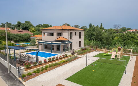 Villa Karina: Vand, Plante, Svømmepøl, Træ, Skygge, Udendørs Møbler, Fritid, Rektangel, Kompositmateriale, Landskab