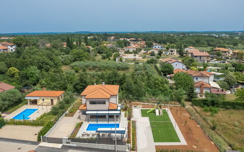 Villa Karina: Vand, Plante, Svømmepøl, Træ, Skygge, Udendørs Møbler, Fritid, Rektangel, Kompositmateriale, Landskab