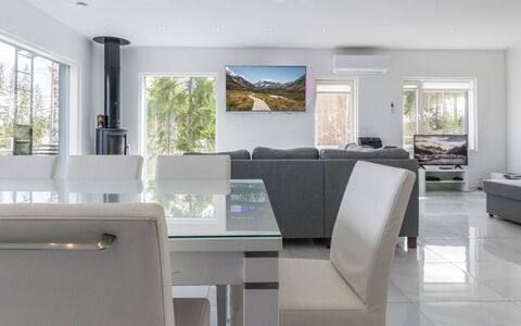 Villa Hirvas: Svømmepøl, Udvej, Udendørs Møbler, Design, Skygge, Landscaping, Hotel, Water Feature, Eco Hotel