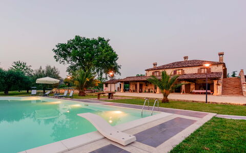 Villa Pagannoni: Vand, Himmel, Plante, Bygning, Træ, Svømmepøl, Udendørs Møbler, Arkitektur, Arecales, Boligområde