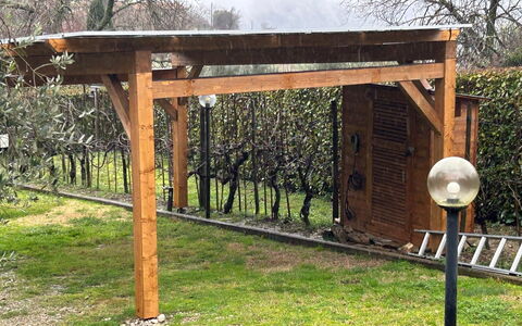Fienile Di Fabio - Colline Fiorentine Vaiano, Tosc: Træ, Have, Bejdse, Backyard, Skygge, Hårdttræ, Udendørs Struktur, Garden Bygninger, Pergola, Landscaping