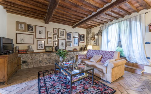 Fienile Di Fabio - Colline Fiorentine Vaiano, Tosc: Møbel, Couch, Billedramme, Purple, Træ, Bord, Indretning, Stue, Etage, Bygning