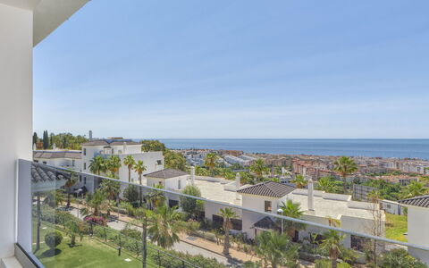 Mirador de Estepona Hills: Mad, Bord, Bordservice, Plante, Møbel, Himmel, Stol, Tallerkner, Plade, Udendørs Møbler