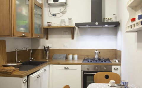 Testaccio Piramide: Cabinetry, Køkkenvask, Ejendom, Møbel, Tap, Håndvask, Countertop, Køkken, Træ, Indretning