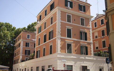 Testaccio Piramide: Bygning, Himmel, Bil, Vindue, Ejendom, Køretøj, Bilindustrien Udvendige, Urban Design, Ejerlejlighed, Kvarter