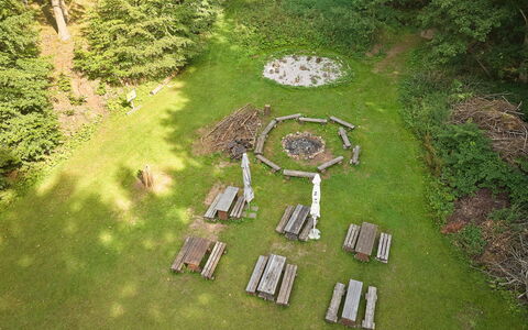 Lesní Plovárna B1: Have, Bunddække, Lawn, Landscaping, Backyard, Botanisk Have, Parkere, Design, Gård