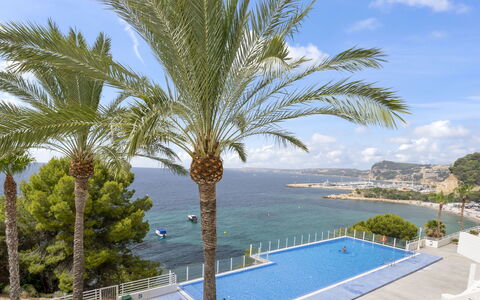 Altea 673: Himmel, Plante, Møbel, Plantesamfund, Bord, Naturlige Landskab, Stol, Land Lot, Udendørs Møbler, Træ