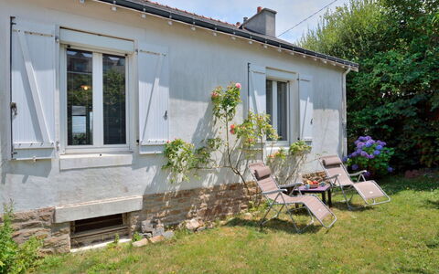 L'Escapade: Himmel, Plante, Møbel, Plantesamfund, Bord, Naturlige Landskab, Stol, Land Lot, Udendørs Møbler, Træ