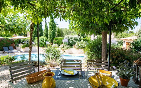 Petit Paradis Villa 44: Himmel, Plante, Møbel, Plantesamfund, Bord, Naturlige Landskab, Stol, Land Lot, Udendørs Møbler, Træ
