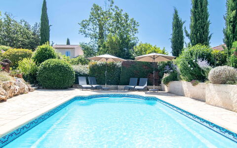 Petit Paradis Villa 44: Himmel, Plante, Møbel, Plantesamfund, Bord, Naturlige Landskab, Stol, Land Lot, Udendørs Møbler, Træ