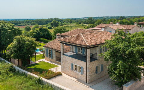 Villa Grando i: Himmel, Plante, Møbel, Plantesamfund, Bord, Naturlige Landskab, Stol, Land Lot, Udendørs Møbler, Træ