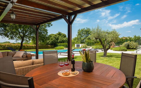 Villa Grando i: Himmel, Plante, Møbel, Plantesamfund, Bord, Naturlige Landskab, Stol, Land Lot, Udendørs Møbler, Træ