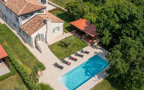 Villa Grando i: Himmel, Plante, Møbel, Plantesamfund, Bord, Naturlige Landskab, Stol, Land Lot, Udendørs Møbler, Træ