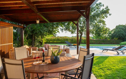 Villa Grando i: Himmel, Plante, Møbel, Plantesamfund, Bord, Naturlige Landskab, Stol, Land Lot, Udendørs Møbler, Træ