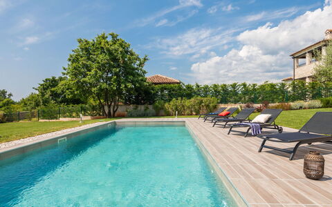 Villa Grando Ii: Himmel, Plante, Møbel, Plantesamfund, Bord, Naturlige Landskab, Stol, Land Lot, Udendørs Møbler, Træ