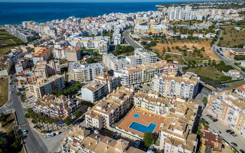 Sunny Beach Retreat: Bygning, Boligområde, City, Lejlighed, Byområde, Stad, Kvarter, Arkitektur, Ejerlejlighed, Menneskelig Bosættelse