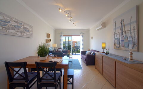 Sunny Beach Retreat: Himmel, Plante, Møbel, Plantesamfund, Bord, Naturlige Landskab, Stol, Land Lot, Udendørs Møbler, Træ