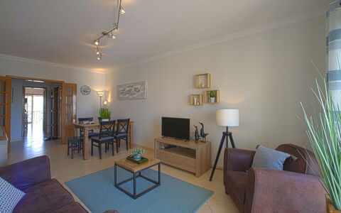 Sunny Beach Retreat: Himmel, Plante, Møbel, Plantesamfund, Bord, Naturlige Landskab, Stol, Land Lot, Udendørs Møbler, Træ