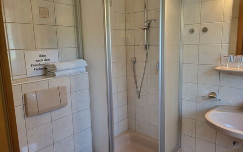 Sonnenschein B: Sanitærarmatur, Håndvask, Ejendom, Brusehoved, Bruser Dør, Tap, Spejl, Bruser, Badeværelse, Indretning