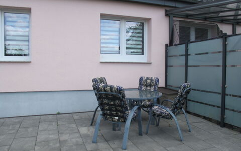 Rosa: Daytime, Vindue, Møbel, Bygning, Stol, Træ, Vejbelægning, Bord, Skygge, Murværk