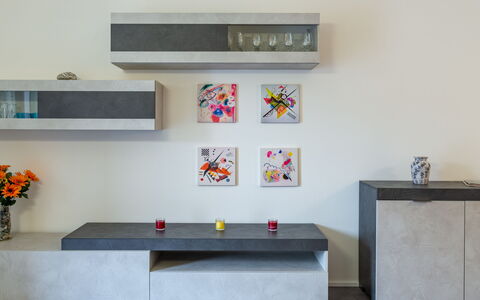 Livia: Plante, Reoler, Rektangel, Gulvbelægning, Bord, Etage, Bygning, Træ, Gas, Kunst